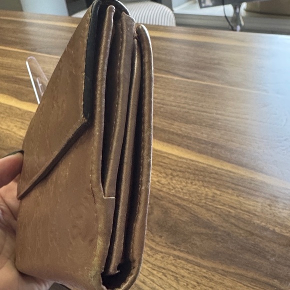 Gucci Tan Wallet with Heart Clasp - Picture 12 of 16